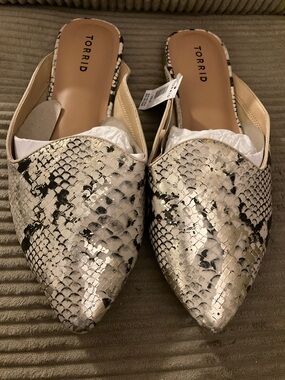 Torrid metallic Snake-Print Pointed toe Mules